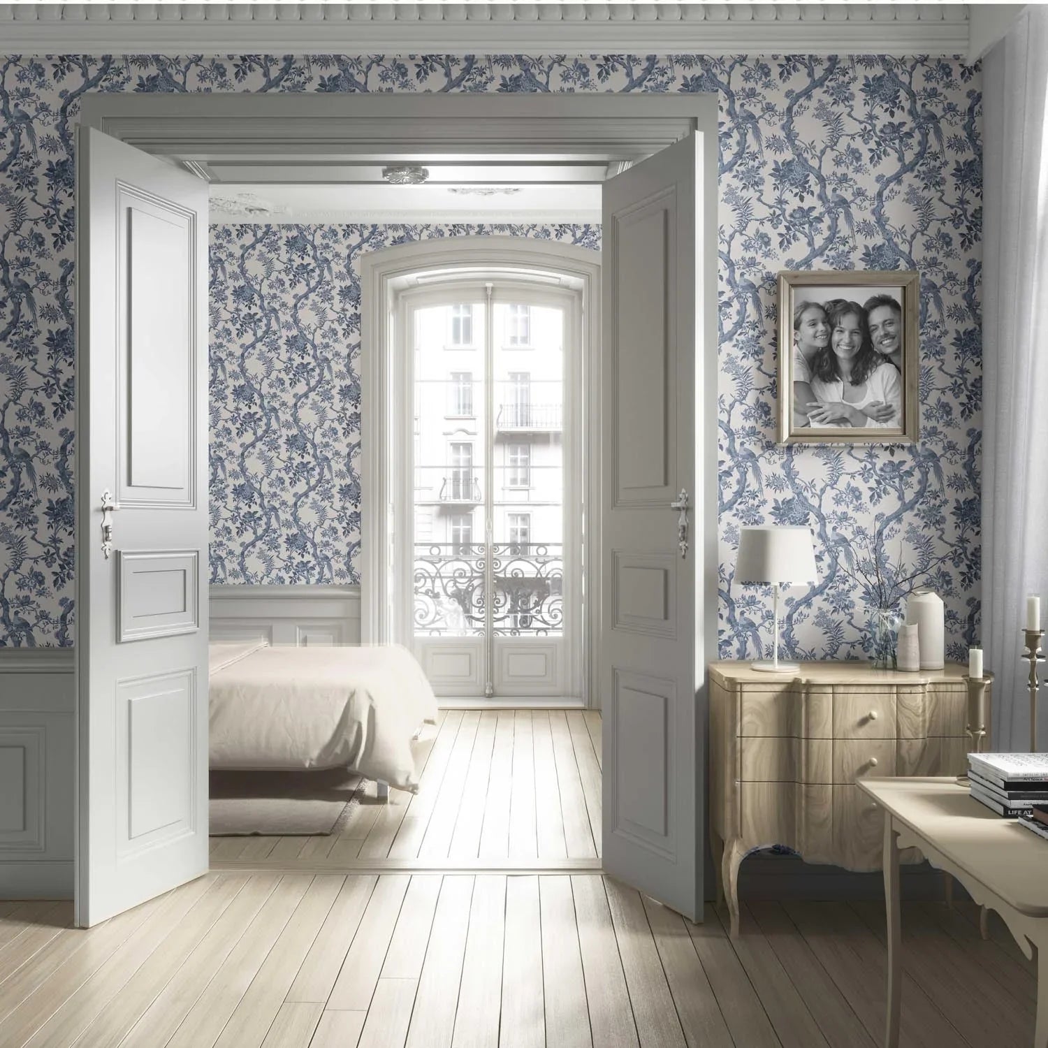 Floral Toile/ Bird Print Chinoiserie Living Room Wallpaper (Navy Blue/ Off-White)