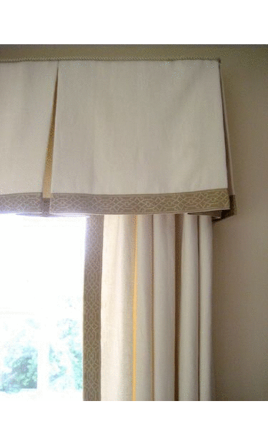 Box pleat valance with trim